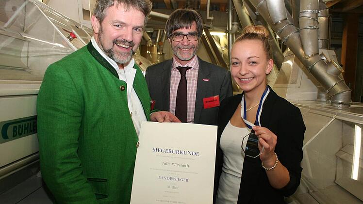 Medaille und Urkunden weisen Julia Wiesneth als Landessiegerin aus. Im Bild von links der Präsident der Handwerkskammer Oberfranken Thomas Zimmer und der Geschäftsführer der Handwerkskammer Thomas Koller Foto: Evi Seeger