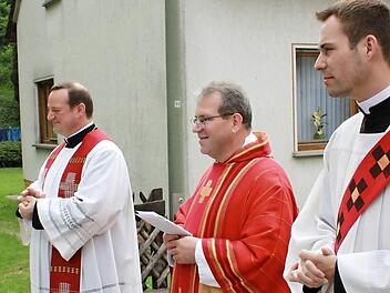 Diakon Andreas Stahl (rechts) erwartet mit Dekan Albert Müller (links) und Eltmanns Pfarrer Thomas Klemm Wallfahrer von dort. Foto: Schreiber