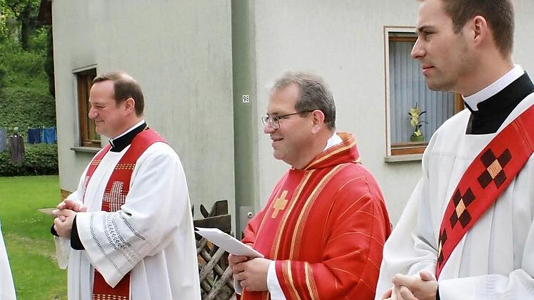 Diakon Andreas Stahl (rechts) erwartet mit Dekan Albert Müller (links) und Eltmanns Pfarrer Thomas Klemm Wallfahrer von dort. Foto: Schreiber