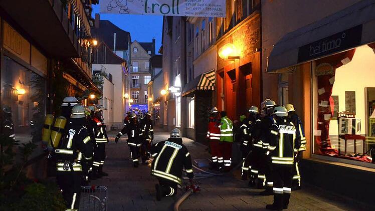 Beim dritten Einsatz innerhalb weniger Stunden musste die Feuerwehr am Mittwochabend einen Wohnungsbrand in der Badgasse löschen.  Foto: Peter Rauch