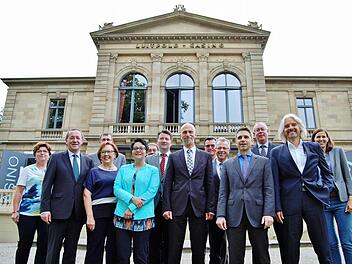 Vereint wollen sie die Bad Kissinger Spielbank stärker in den Blick der Öffentlichkeit bringen (vorn von links): Josef Müller (Staatliche Lotterieverwaltung), Bezirksrätin Karin Renner, Spielbank-Direktorin Heidrun Vorndran, Oberbürgermeister Kay Blankenburg, Kurdirektor Frank Oette und Wirtschaftsförderer Michael Wieden. Foto: Sigismund von Dobschütz