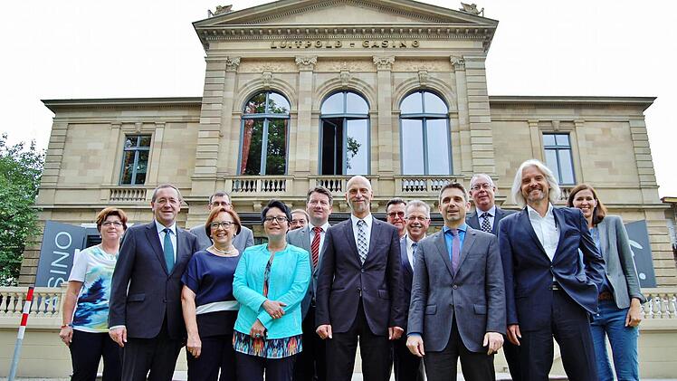 Vereint wollen sie die Bad Kissinger Spielbank stärker in den Blick der Öffentlichkeit bringen (vorn von links): Josef Müller (Staatliche Lotterieverwaltung), Bezirksrätin Karin Renner, Spielbank-Direktorin Heidrun Vorndran, Oberbürgermeister Kay Blankenburg, Kurdirektor Frank Oette und Wirtschaftsförderer Michael Wieden. Foto: Sigismund von Dobschütz