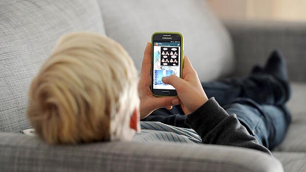 Smartphones k&ouml;nnen sinnvolle Werkzeuge sein, aber die Gefahr ist gro&szlig;, dass sie Zeit und Konzentration verschlingen.  Foto: Tobias Hase/dpa