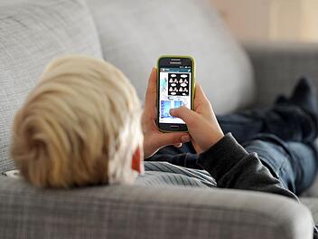 Smartphones können sinnvolle Werkzeuge sein, aber die Gefahr ist groß, dass sie Zeit und Konzentration verschlingen.  Foto: Tobias Hase/dpa