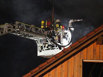 Am Sonntagabend musste die Feuerwehr einen brennenden Dachstuhl in Engelmannsreuth (Landkreis Bayreuth) l&ouml;schen. Drei Bewohner des Einfamilienhauses erlitten eine Rauchgasvergiftung. Foto: NEWS5 / Holzheimer
