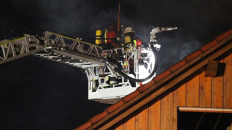 Am Sonntagabend musste die Feuerwehr einen brennenden Dachstuhl in Engelmannsreuth (Landkreis Bayreuth) l&ouml;schen. Drei Bewohner des Einfamilienhauses erlitten eine Rauchgasvergiftung. Foto: NEWS5 / Holzheimer