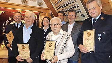Verdiente Feuerwehrkameraden der Sollenberger Wehr wurden mit Urkunden und Bierkrügen ausgezeichnet. Foto: Petra Malbrich