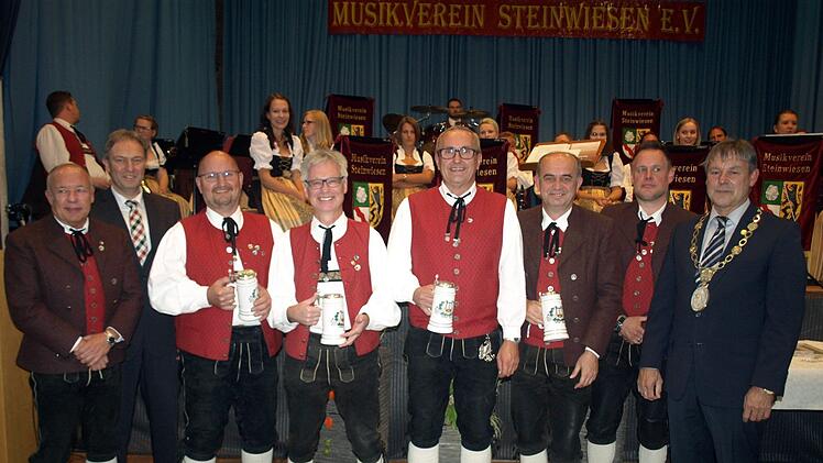 Für diese vier verdienten Musiker war die Ernennung zum Ehrenmitglied eine große Überraschung, denn niemand hatte etwas verraten. Von links 1. Vorsitzender Stefan Hümmer, Landrat Klaus Löffler, Reinhard Klinger, Jürgen Schüsser, Robert Feil, Thomas Kolb, 2. Vorsitzender Frank Hauck und Bürgermeister Gerhard Wunder. Foto: Susanne Deuerling