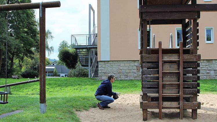 Beim Gassigehen auf Müllsuche: Anita Ortgies mit Hund Gini auf der täglichen Runde durch den Georgi-Park.  Foto: Julia Raab