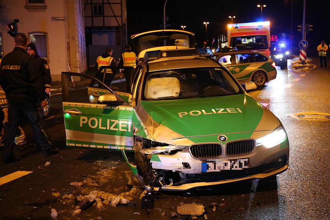Frontalzusammenstoß mit einem Polizeiwagen in Hof
