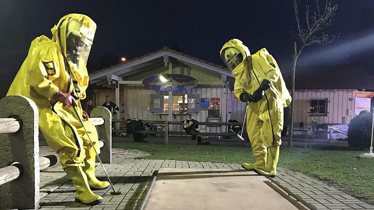 Am Chiemsee stand ein n&auml;chtlicher Ausflug in Schutzanz&uuml;gen an: auf den Mingolfplatz. Foto: Feuerwehr Prien am Chiemsee