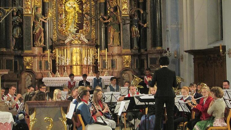 Die festliche Übergabe des Landkreis-Kulturehrenbriefes gaben der Männerchor des Landkreises und das Kreisjugendblasorchester die passende, musikalische Ausstattung.  Winfried Ehling