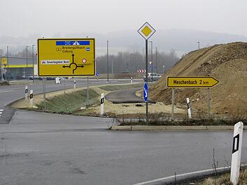 Für den Lärmschutzwall zur Sophienstraße, der  320 Meterlang  und vier Meter hoch wird, wurde jetzt die beschränkte Ausschreibung für Bepflanzung und Gestaltung in die Wege geleitet.              Norbert Karbach
