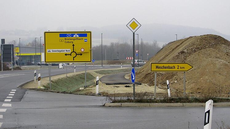 Für den Lärmschutzwall zur Sophienstraße, der  320 Meterlang  und vier Meter hoch wird, wurde jetzt die beschränkte Ausschreibung für Bepflanzung und Gestaltung in die Wege geleitet.              Norbert Karbach