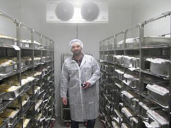 Michael Meußgeier von der Bamberger Lebensmittelüberwachung bei der Arbeit im Tiefkühlraum eines Eisherrstellers. Foto: Stadt Bamberg