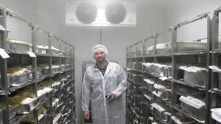 Michael Meußgeier von der Bamberger Lebensmittelüberwachung bei der Arbeit im Tiefkühlraum eines Eisherrstellers. Foto: Stadt Bamberg