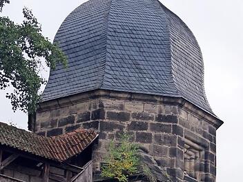 Hartmut Nenninger präsentiert vor dem Hexenturm den "Kronach leuchtet"-Kunstkalender 2021. Die Nachfrage nach dem Kalender mit eindrucksvollen Foto-Impressionen ist enorm. Foto: Heike Schülein