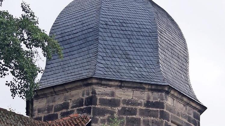 Hartmut Nenninger präsentiert vor dem Hexenturm den "Kronach leuchtet"-Kunstkalender 2021. Die Nachfrage nach dem Kalender mit eindrucksvollen Foto-Impressionen ist enorm. Foto: Heike Schülein