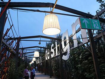 2018 leuchteten noch die Lampen über dem "Catwalk" am Güterbahnhof. Heuer ist dort Baustelle, deshalb müssen die Designtage heuer ausweichen, wenn sie stattfinden. Foto: Barbara Herbst/CT-Archiv