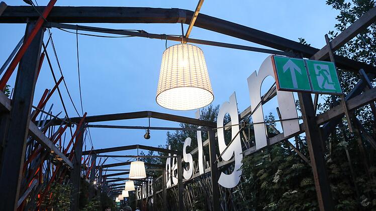 2018 leuchteten noch die Lampen über dem "Catwalk" am Güterbahnhof. Heuer ist dort Baustelle, deshalb müssen die Designtage heuer ausweichen, wenn sie stattfinden. Foto: Barbara Herbst/CT-Archiv