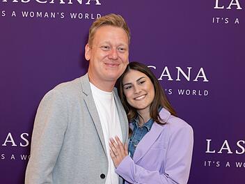 Mit seiner Partnerin Lia schwebt Entertainer Jens Knossalla auf Wolke Sieben. Neben einer baldigen Hochzeit plant das Paar auf jede Menge Nachwuchs.