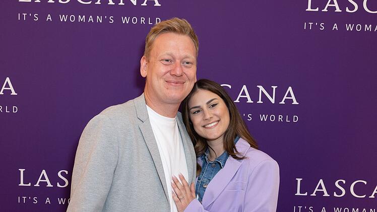 Mit seiner Partnerin Lia schwebt Entertainer Jens Knossalla auf Wolke Sieben. Neben einer baldigen Hochzeit plant das Paar auf jede Menge Nachwuchs.
