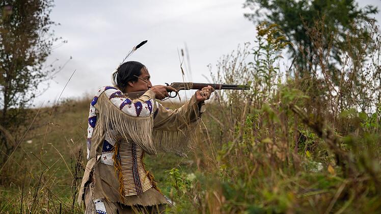 In "Sitting Bull" werden Stationen aus dem Leben des Lakota-Anführers nacherzählt. Die Geschichte ist vor allem eine des Konflikts mit den damaligen USA und ihren Bestrebungen, das Land der Lakota zu besiedeln und diese zu vertreiben.