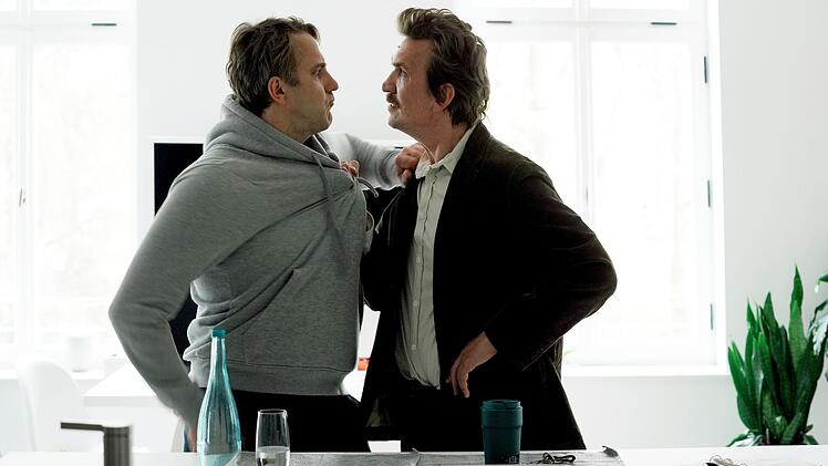 Kommissar Matzen (Karsten Antonio Mielke, rechts) hat den Mercedes aus dem See schnell erkannt: Er gehörte seinem früheren besten Freund Leo (Stefan Rudolf). Der hatte ihm einst die Ehefrau ausgespannt. Ist er auch der wahre Mörder?