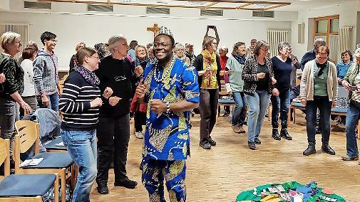 Pfarrer Blaise Okpanachi berichtete nicht nur aus seiner Heimat, sondern pr&auml;sentierte auch ein traditionelles nigerianisches Gewand.