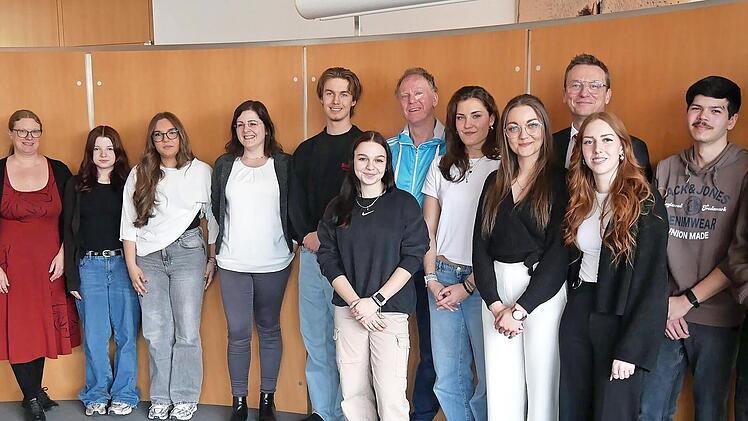 Die Gewinner der Planspiel B&ouml;rse 2025 aus dem Landkreis Bad Kissingen samt den betreuenden Lehrkr&auml;ften, dem Vorstandsvorsitzenden Roland Friedrich (links) und Wertpapierberater Oliver Fay (4.v.r.).