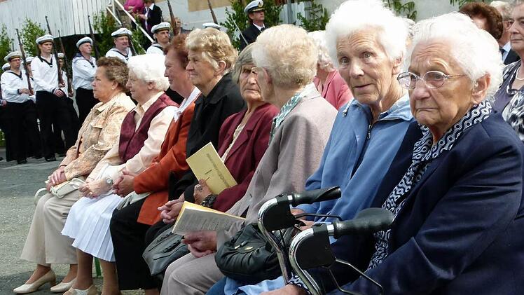 Lina Munzert (rechts im Bild), eine 98-jährige Bewohnerin des Seniorenheims "Haus Frankenhöhe" in Langenbach, ließ es sich nicht nehmen, an diesem Gottesdienst teilzunehmen.