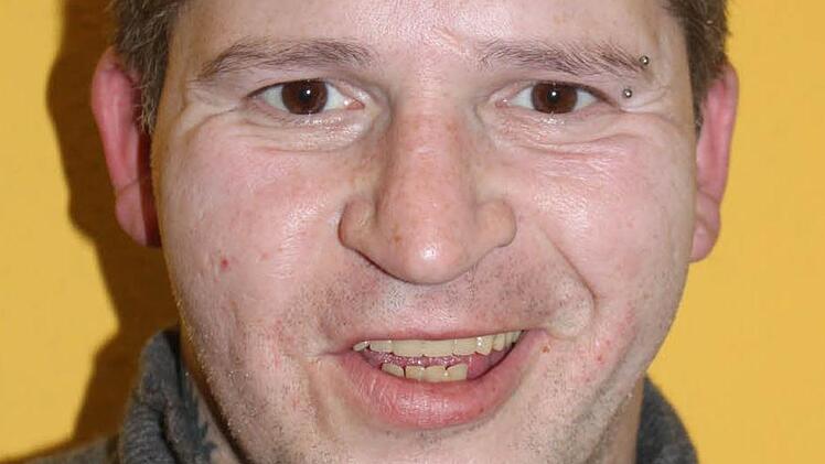 Armin Schaub (40), Hammelburg: "Ich komme seit vier Jahren in die Wärmestube, jeden Tag. Das ist wie eine Sucht für mich, ich komme einfach gerne hierher. Man hat gute Unterhaltung, gute Gespräche und günstiges Essen. Für mich ist die Wärmestube wie ein zweites Zuhause. Auch die Kleiderkammer nutze ich regelmäßig. Claus Poppe macht einen wirklich guten Job, er hat immer ein offenes Ohr. Das wird für mich schon schwer, wenn die Wärmestube in den Weihnachtsferien zu hat."