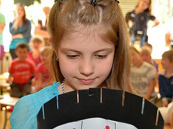 Erika mit der Wundertrommel, einem frühen Vorläufer der bewegten Bilder. Fotos: Peter Rauch