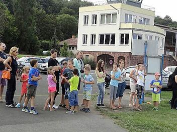 Lang war die Schlange der Kinder, die beim Ferienprogramm einmal vom Flugplatz in der Au eine Runde mit dem Flugzeug über Bad Kissingen drehen wollten.  Foto: Fliegerclub