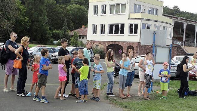 Lang war die Schlange der Kinder, die beim Ferienprogramm einmal vom Flugplatz in der Au eine Runde mit dem Flugzeug über Bad Kissingen drehen wollten.  Foto: Fliegerclub