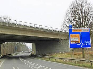Die Autobahnbrücke über die Staatsstraße 2204 bei Bad Staffelstein wird mit Schallschutzwänden aus Glas nachgerüstet. Ansonsten werden entlang der A 73, aber nur auf der Staffelsteiner Seite, Lärmschutzwände aus Beton errichtet. Foto: Matthias Einwag