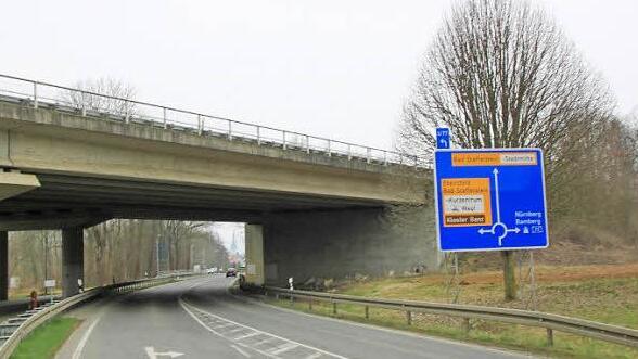 Die Autobahnbrücke über die Staatsstraße 2204 bei Bad Staffelstein wird mit Schallschutzwänden aus Glas nachgerüstet. Ansonsten werden entlang der A 73, aber nur auf der Staffelsteiner Seite, Lärmschutzwände aus Beton errichtet. Foto: Matthias Einwag