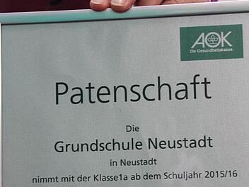 Die Patenschaftsurkunde der AOK Foto: Manja von Nida