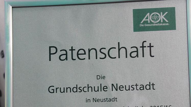 Die Patenschaftsurkunde der AOK Foto: Manja von Nida