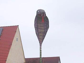 Nein, das ist kein Angriff einer Riesenkobra. Das ist der Kobra-Maibaum in Dorfkemmasthen im Kreis Ansbach im Jahr 2015. Foto: Matthias Früh