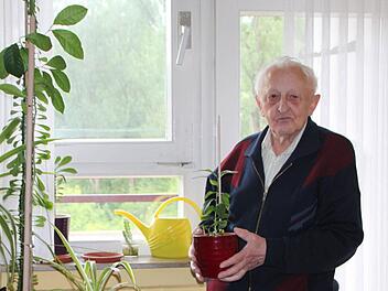 Diese Pflanzen hat er selbst gezogen: Paul Bartsch ist besonders stolz auf seine Zitronen. Foto: Ulrike Müller