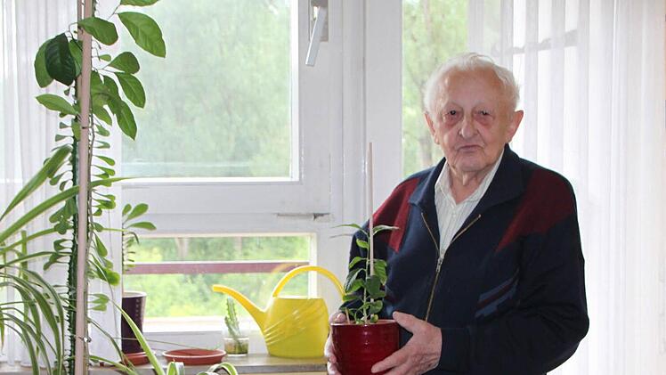 Diese Pflanzen hat er selbst gezogen: Paul Bartsch ist besonders stolz auf seine Zitronen. Foto: Ulrike Müller