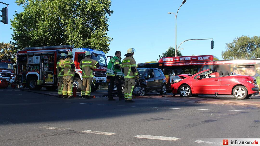 Frontalcrash zweier Pkw im Kreuzungsbereich - Beide Fahrerinnen schwer verletzt