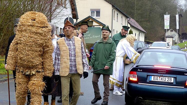 Strohberta-Umzug in TrebgastFoto: Dieter Hübner