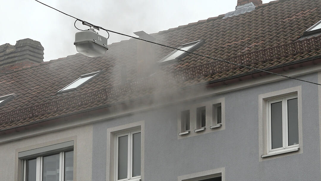 Feuerwehr rettet Mann aus brennendem Wohnhaus in Nürnberg