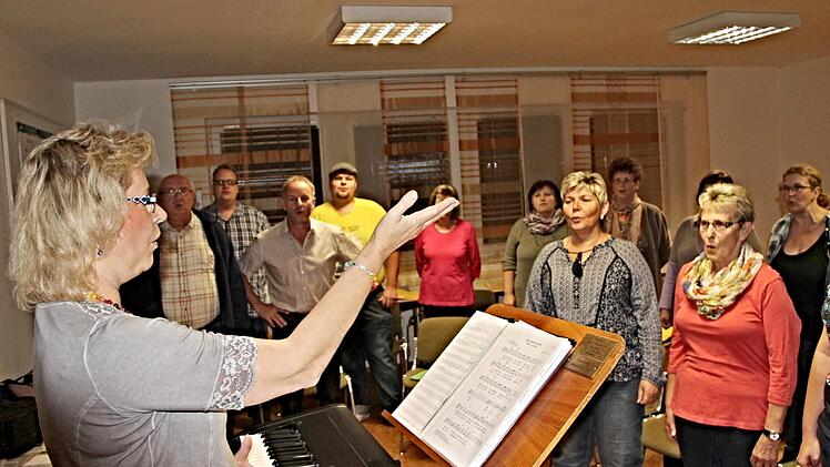 Mit Christine Kettler-Pohl, hier bei einer Chorprobe, hat die "Concordia" Maroldsweisach eine qualifizierte Leiterin.Helmut Will