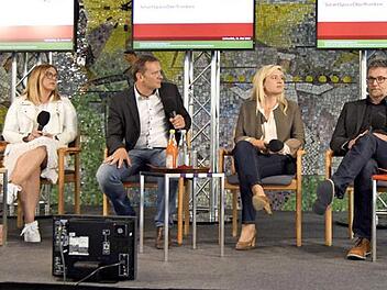 Podiumsdiskussion "Smart-Space-Oberfranken" (von links): Moderatorin Danica Großer, Bloggerin Debora Fikentscher, Moderator Frank Ebert, Melanie Huml, Jürgen Ziegler und Kacper Mierzejewski Foto: Andreas Welz