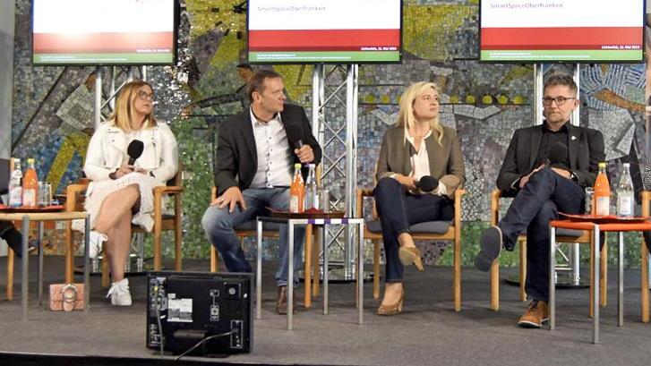 Podiumsdiskussion "Smart-Space-Oberfranken" (von links): Moderatorin Danica Großer, Bloggerin Debora Fikentscher, Moderator Frank Ebert, Melanie Huml, Jürgen Ziegler und Kacper Mierzejewski Foto: Andreas Welz