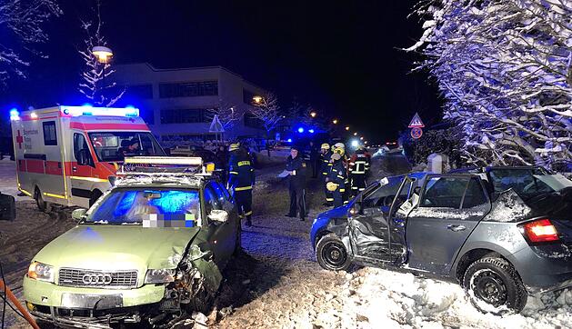 Naila: Schwerer Unfall auf glatter Straße - Fahrerin muss aus Auto geschnitten werden