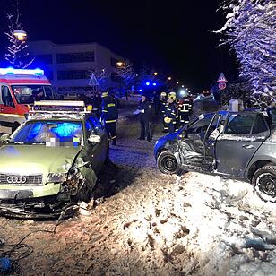 Naila: Schwerer Unfall auf glatter Straße - Fahrerin muss aus Auto geschnitten werden
